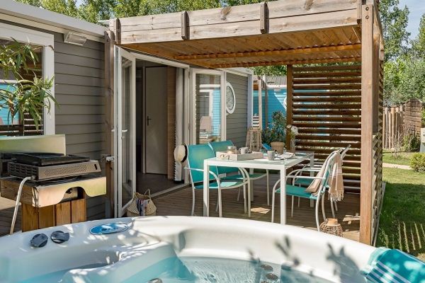 Een luxe cottage met eigen bubbelbad op het terras... wie wil dat nou niet? Je vindt hem op Camping Blue Bayou aan de Middellandse Zee.