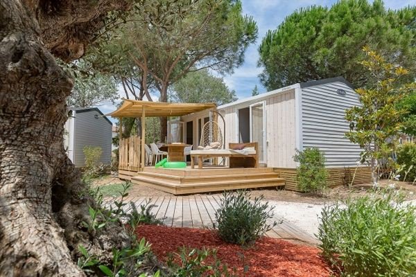 Zie jij jezelf hier al chillen volgende zomer? Ontdek de luxe cottages op Camping Blue Bayou. Gelegen op een prachtige plek in Zuid-Frankrijk, vlakbij Montpellier.
