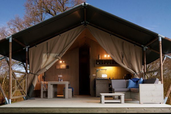 Kamperen met eigen douche en toilet? Huur een luxe safaritent of kampeerplaats met privé sanitair op Recreatiepark De Boshoek.
