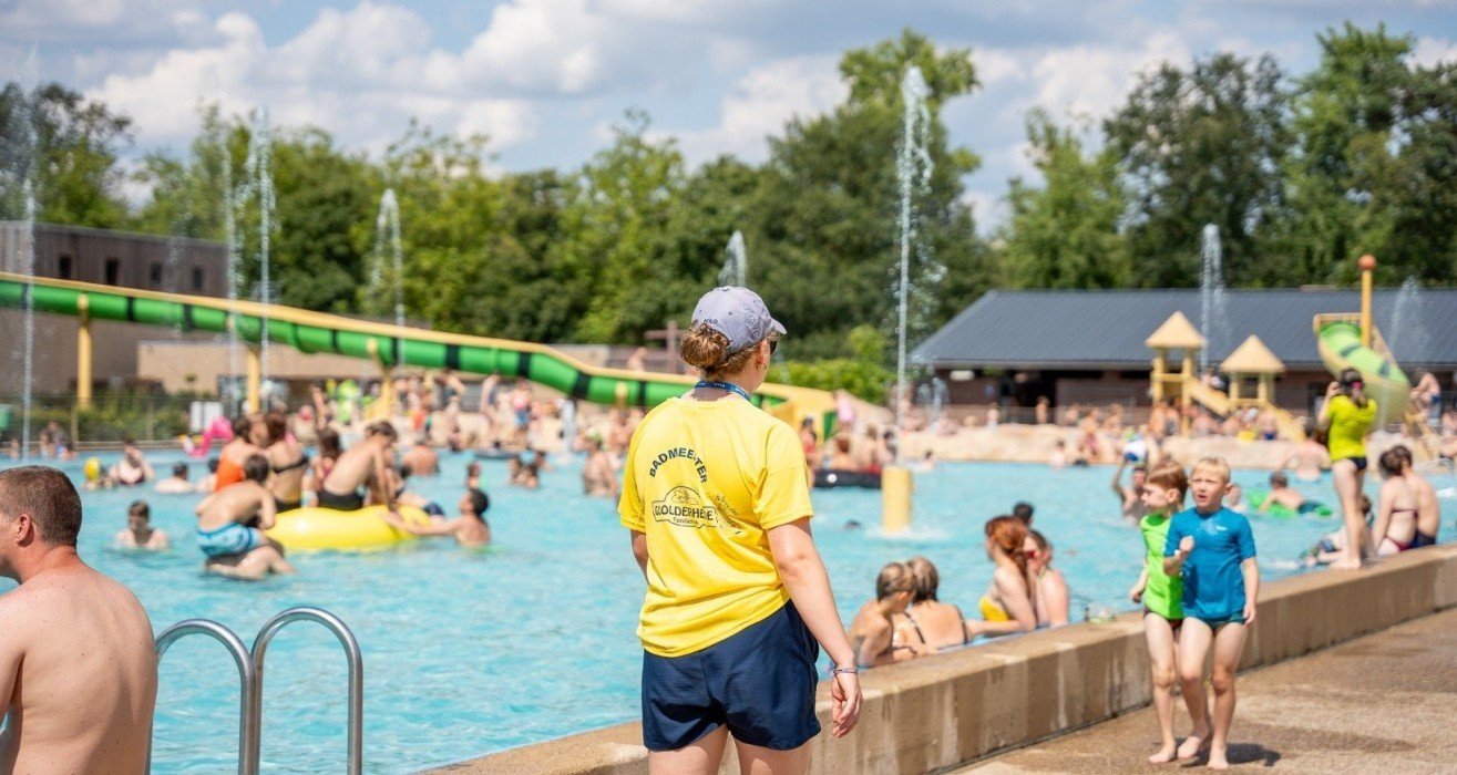 Camping met waterglijbanen