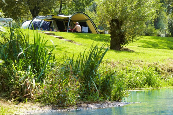 Nog even weg in de paasvakantie? Boek een kampeerplaats aan de rivier op Camping de Chênefleur in de Ardennen!