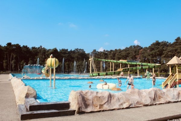 Familiepark Goolderheide is een heerlijke familiecamping in Limburg, België. Er  zijn drie te gekke zwembaden, glijbanen en een strandbad.