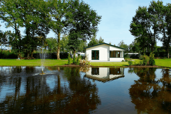 Weekje, midweek of weekendje weg in de herfstvakantie? Huur een luxe bungalow op Résidence de Leuvert in Brabant, vlakbij Den Bosch.
