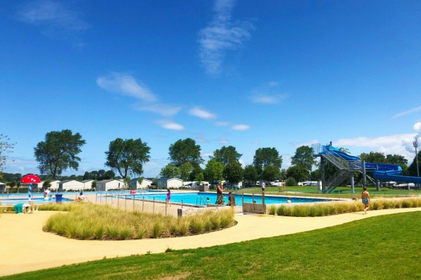 Goed nieuws met dit warme weer! ☀ Vanaf zaterdag 12 juni gaan eindelijk de zwembaden op Kustpark Nieuwpoort en de waterspeeltuin op Kustpark Strand Westende open!