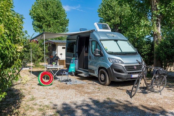Zeer populair! De kampeerplaats met privé sanitair. Boek hem alvast voor 2022 op Camping Riviera d'Azur in Zuid-Frankrijk.