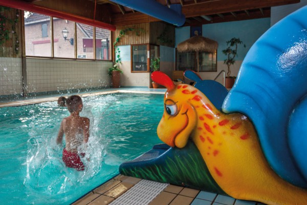 Overdekt zwemmen bij dit vakantiepark op de Sallandse Heuvelrug met binnenzwembad en kinderbadje.