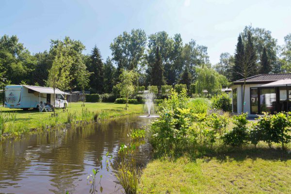 Vakantie op de Veluwe? Recreatiepark de Wielerbaan in Wageningen heeft een mooie ligging nabij de Rijn.